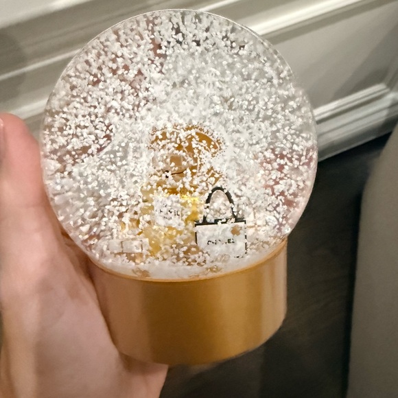 CHANEL N°5 Snow Globe with Gold and White Accents - Picture 3 of 4